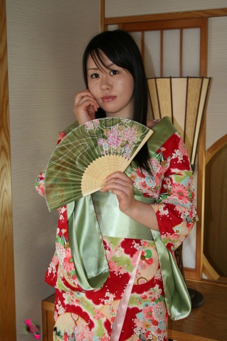 甜蜜的亚洲宝贝Nozomi Onuki doffs她的传统衣服和获取性交
