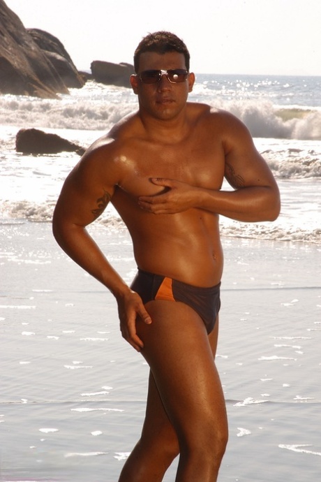 Gay Latino Alexandre Senna toont zijn sexy gebruinde lichaam & lul op het strand