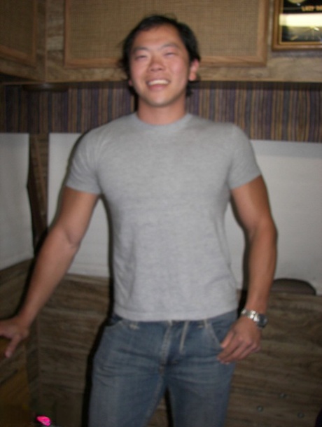 O gay asiático safado Jason Katana expõe os seus músculos e masturba-se num solo