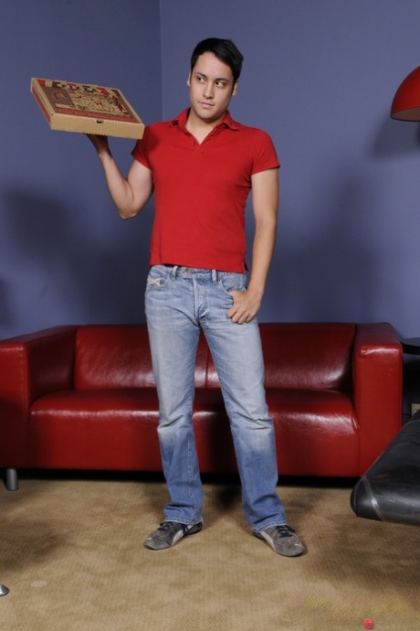 Orion Cross, um gay entregador de pizzas, fica só de cuecas num solo