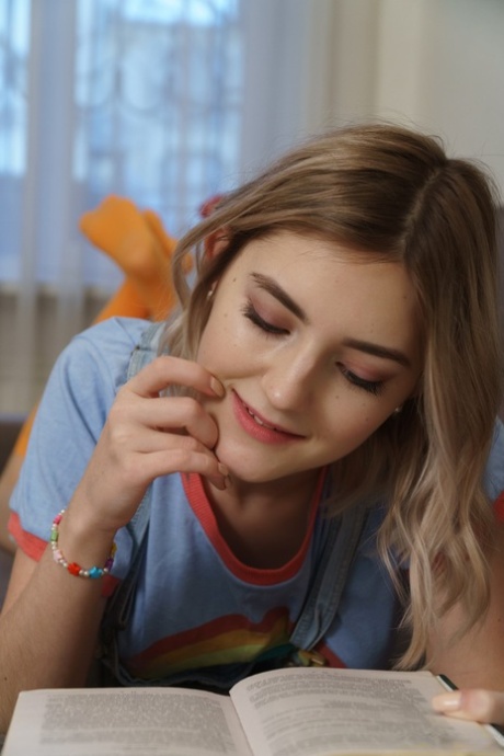 Cute teen Eva Elfie zeigt und packt ihre perfekten Titten und Finger Muschel