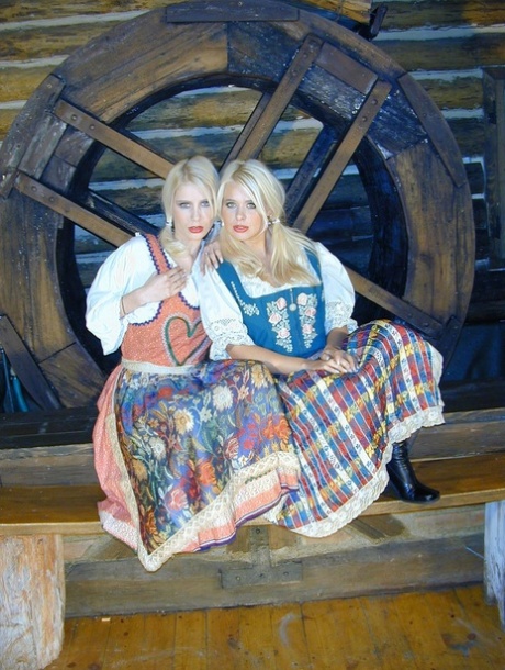 Svenska systrar klär av sig, visar sina stora bröst och rumpor och kramas