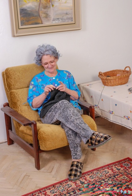 La abuelita lesbiana de pelo gris Dana es jugueteada por su joven cuidadora rubia