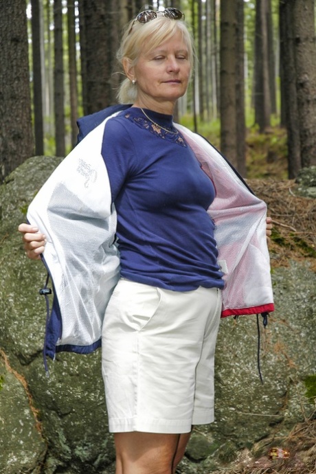 Abuela rubia Alisha Rydes se frota el coño en el bosque en solitario