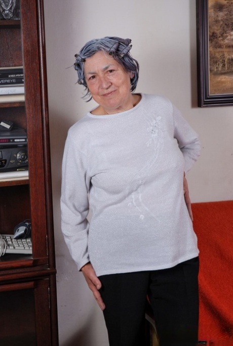 Oma Libi laat haar grote tieten zien en wrijft over haar harige gezwollen bever voordat ze speelt