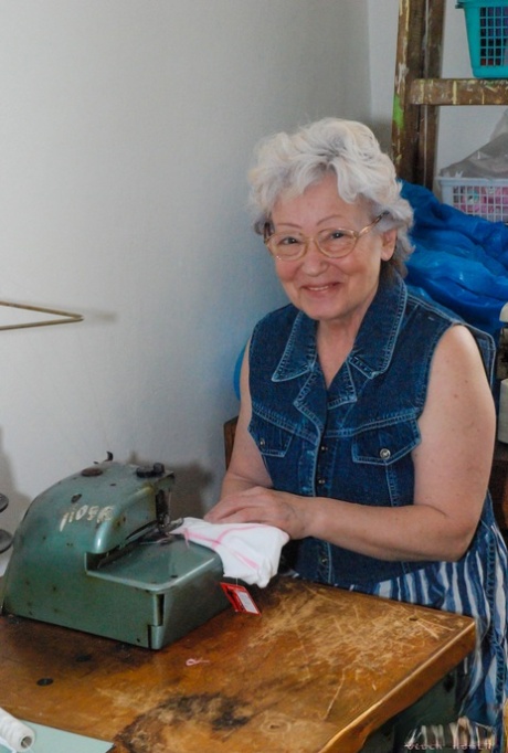 Pikkrævende bedstemor Agnes tilfredsstiller sin behårede fisse med en dildo