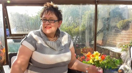 Kurzhaarige BBW mit Brille Rita zeigt ihre riesigen Brüste und masturbiert