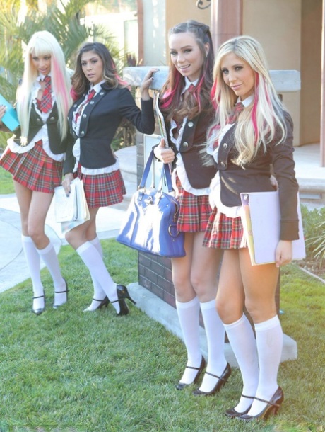 Busty blonde Schulmädchen Tasha Reign und ihre Freunde Streifen und posieren zusammen