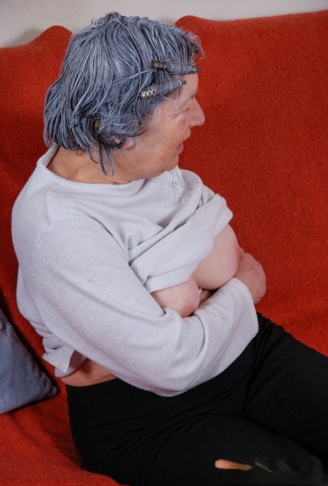 La nonnina dai capelli grigi Margarethe svela il suo fantastico seno e gioca con un giocattolo
