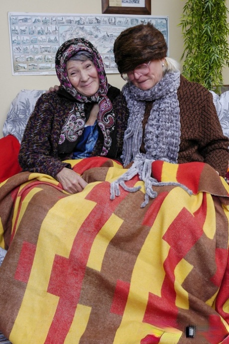 Oud lesbiennes Sofia en Irmchen strip elkaar en scissor op de sofa