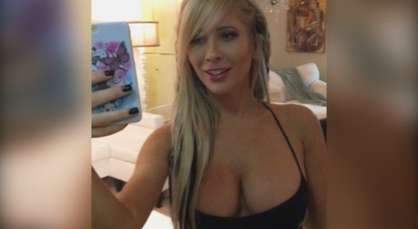 La MILF bionda Tasha Reign mostra il suo seno e cavalca un cazzo su un divano