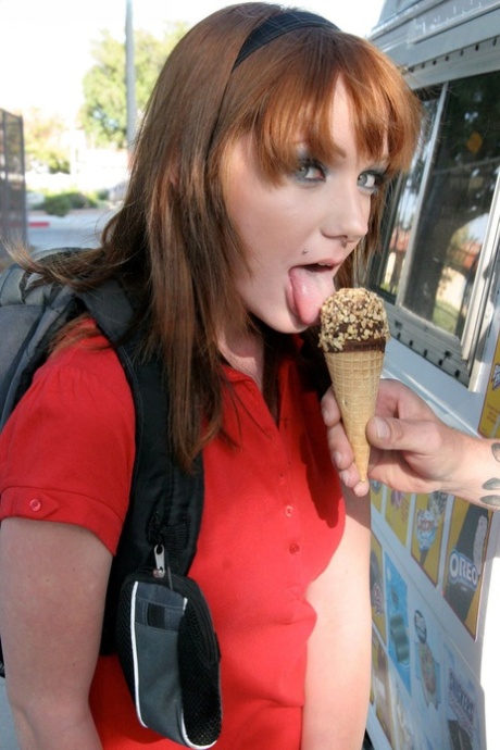 La teenager Beaue Marie si fa scopare da un camioncino dei gelati