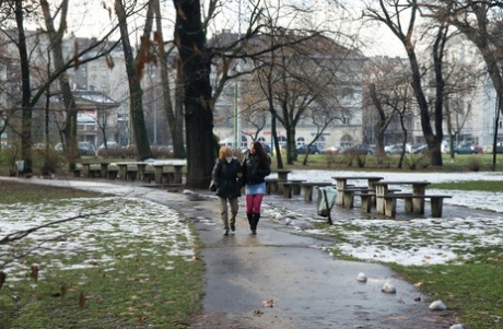 Stare i młode lesbijki Frederica i Rashinda liżące łechtaczkę i sikające razem