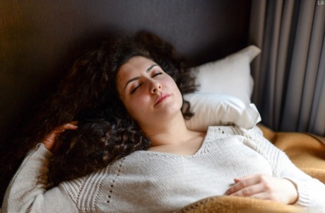 Krullendharige vriendin Lili wrijft over haar harde puntje & glijdt met haar hand in haar slipje