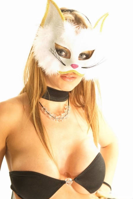 La británica Paige Ashley follada en máscara de lobo y medias de nylon