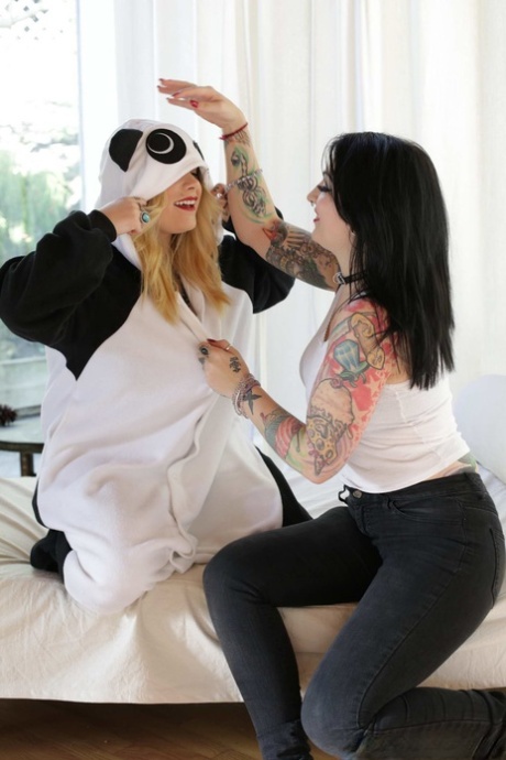 Les stars du porno tatouées Draven Star et Farrah Paws se bouffent mutuellement les trous.