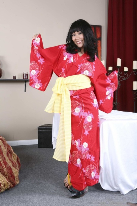 Drobna Azjatka Yuki Mori wypełnia swoją cipkę po zdjęciu szlafroka