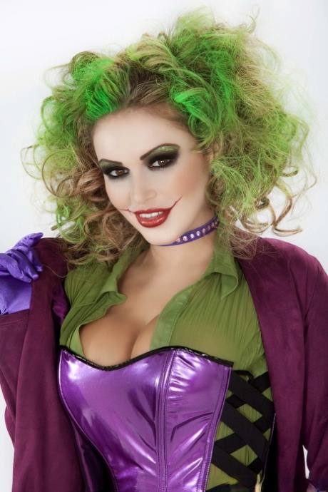 Cosplay sletten Dylan Ryder en Gemma Massey met grote borsten delen een Jokers lul