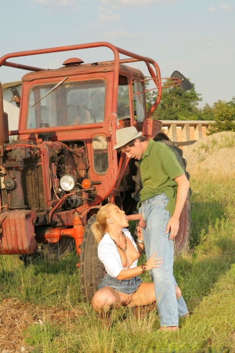 La ragazza di campagna Valentina Blue si inginocchia e succhia un cazzo prima di cavalcarlo all