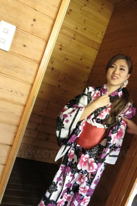 Japońska ślicznotka Maki Horiguchi odsłania cycki przed ostrym seksem