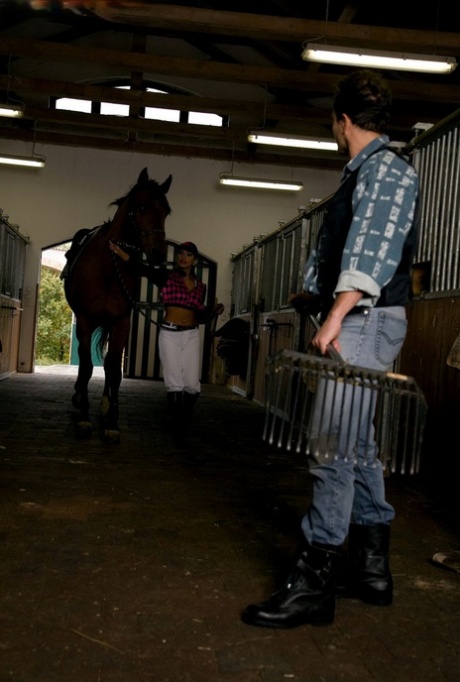 Caldo horsewoman bambino Tera Gioia prende lei naturale tette succhiato & scopa un groom