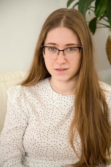 Alexa Rovento, adolescente russe sexy, se déshabille et se doigte la chatte rasée