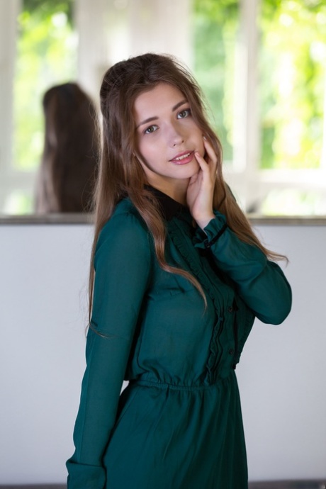 Pretty babe Mila Azul předvádí svá nádherná prsa a vyholenou kundičku