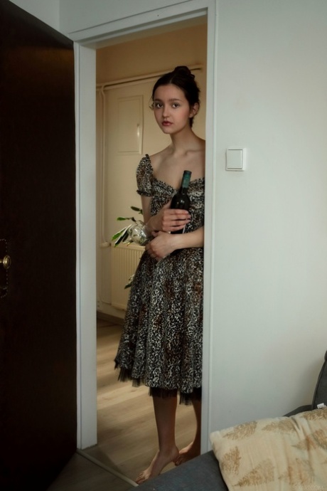 Vitryska tonåringen Adeline visar upp sina stora naturliga bröst och gnuggar sin håriga fitta