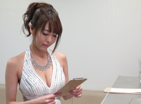 Den asiatiske brunette Yume Mizuki sutter en pik og giver et brystjob i strømper