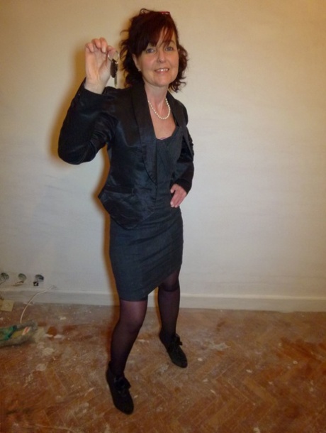 Rijpe brunette Joyce Mifle kleedt zich uit & poseert in haar lingerie