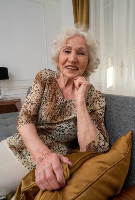 Nonna Maria e la teenager Sheryl Collins si spogliano e si toccano le tette grosse