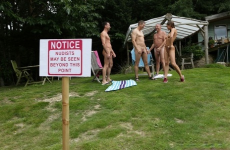 Krásně oděné studentky odfouknou nudistickou kolonii venku