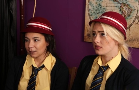 Les étudiants adultes Louisa Moon et Kirsty Travis offrent à leur professeur un double CFNM BJ