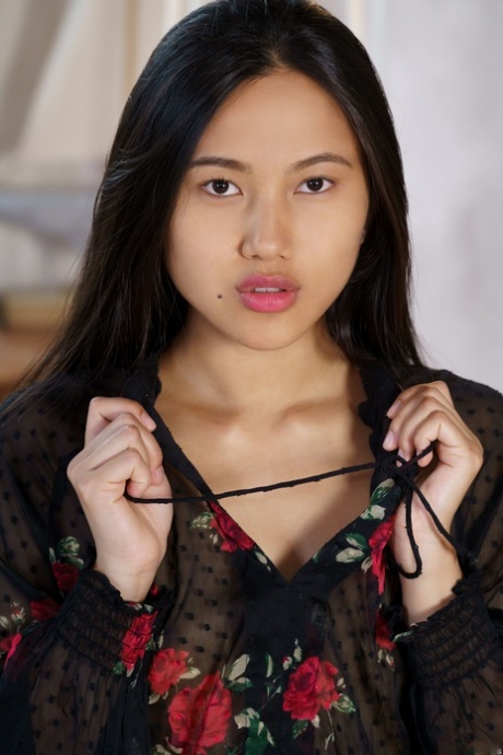 Drobna tajska nastolatka May Thai drażni swoją gorącą azjatycką cipką i idealnymi stopami