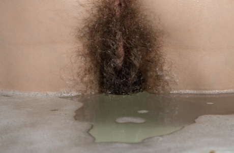 Die kurzhaarige Schönheit Calina wäscht ihren großen Arsch und ihre haarige Muschi in der Badewanne