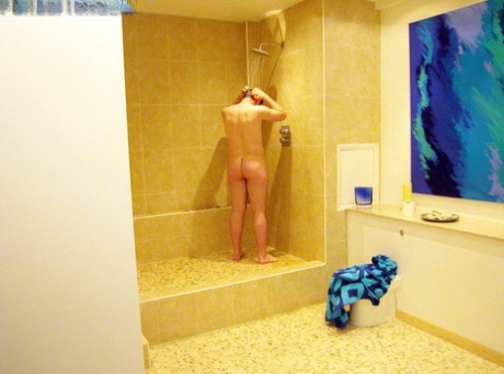 穿裙子的熟女在厕所玩裸男的美味阳具