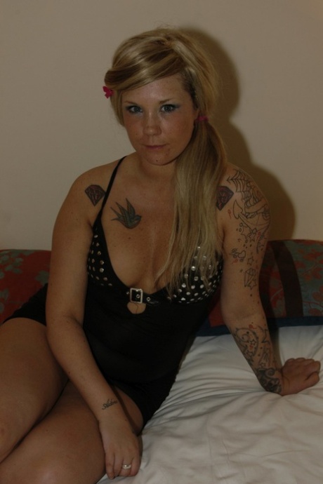 A loira britânica com tatuagens escaldantes Mandy Cinn goza de umas boas e grossas massagens faciais bukakke