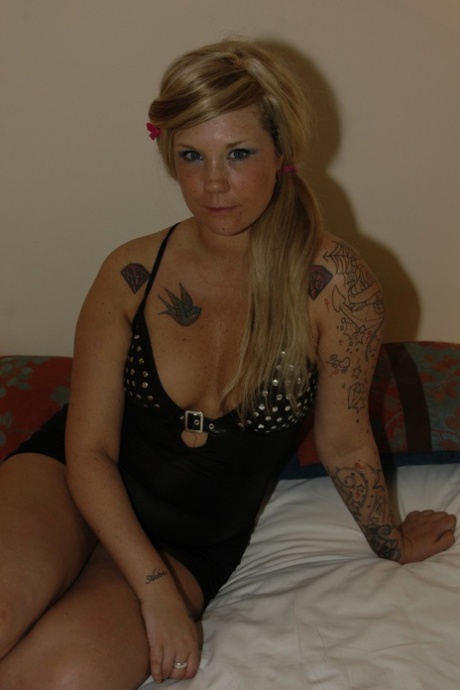 Mandy Cinn, blonde britannique aux tatouages sexy, jouit d