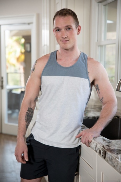 Der rothaarige Twink Alex Tanner hat einen schwulen Dreier mit muskulösen Kerlen