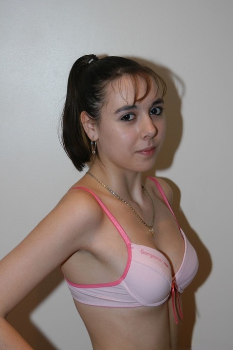 Søde amatørpige Lita Phoenix viser sine bryster og sutter en stådreng til en ansigtsbehandling
