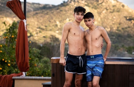 Kinky skinny gays Kai Locks und Dylan Matthews ficken sich gegenseitig die Löcher