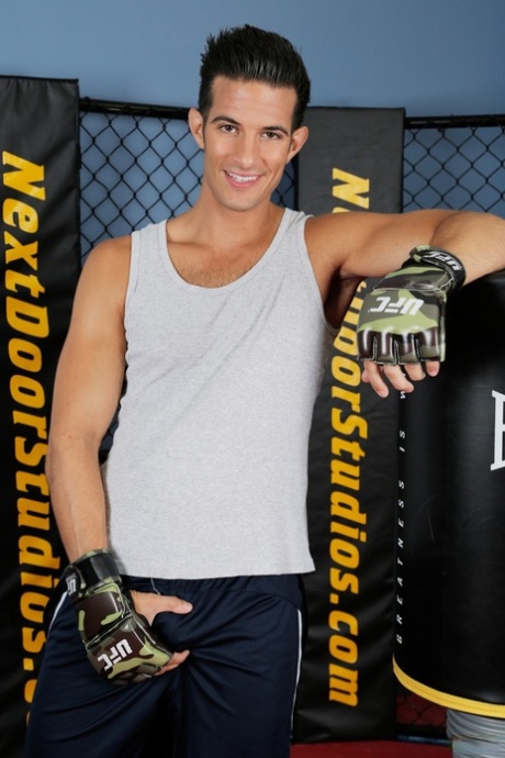 Gorący gejowski bokser Joey Jay zdejmuje ubranie i głaszcze swojego wielkiego kutasa na siłowni