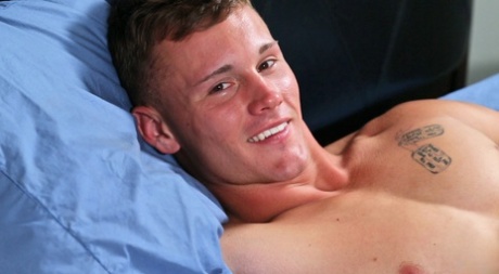 Gay amatér Damien West ukazuje své břišní svaly a masturbuje na gauči