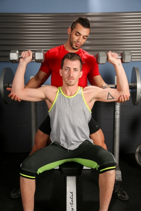 Shawn Andrews, o guloso gay magro, recebe uma mamada no rim do seu treinador pessoal Arad