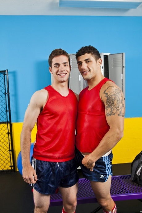 Jimmy Clay et Bradley Hudson, amoureux athlétiques et gays, ont des relations sexuelles orales et anales torrides.