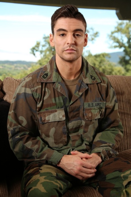 Militar gay Johnny Torque folla lindo twink Paul Canon en el culo