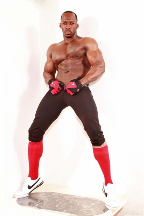 Похотливый мускулистый гей Дерек Джексон выставляет напоказ свой огромный член во время стриптиза