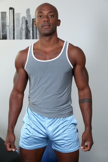 Des bodybuilders exhibent leurs corps musclés dans une salle de sport gay et interraciale.