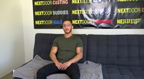 Xavier Cole, amateur gay et sexy, se déshabille et caresse sa queue raide.