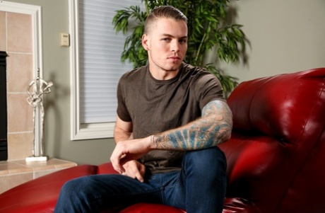 Hot gay med en inked arm Zane Porter drar ut sin styva boner